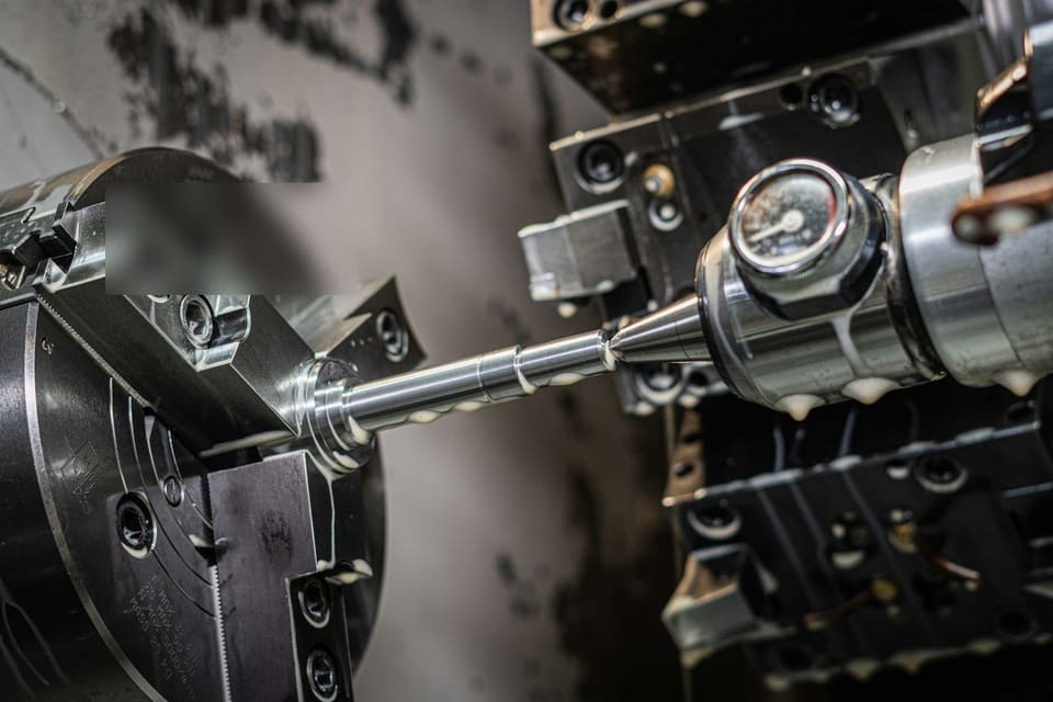 Hassas talaşlı imalat tezgâhında işlenen ince metal mil