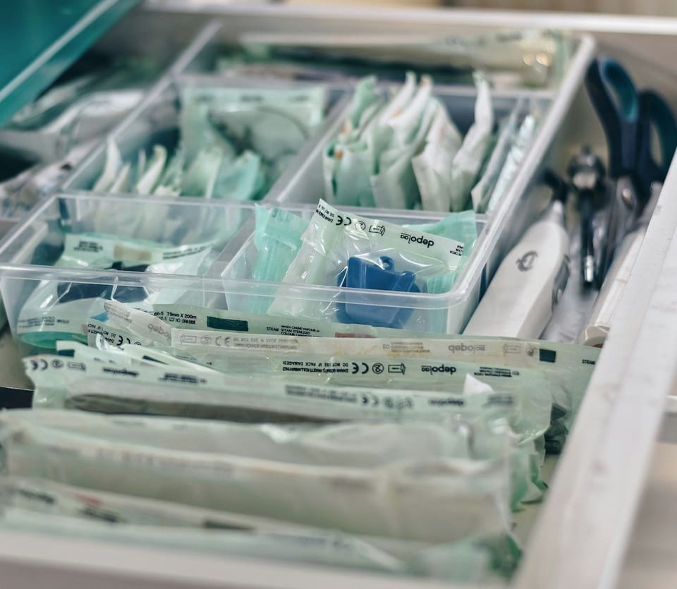 Sterilizasyon indikatörlü bariyer paketlerde düzenlenmiş tıbbi aletler