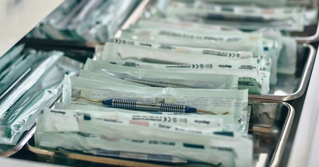Paslanmaz tepsilerde, sterilizasyon indikatörlü bariyer paketler içinde düzenlenmiş tıbbi aletler
